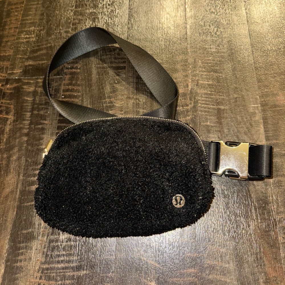Lulu Lemon Black Sherpa Belt Bag